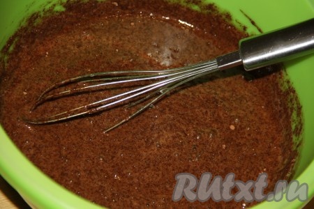 Перемешать медово-шоколадную массу до однородности.