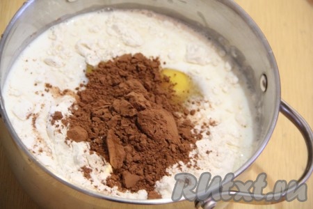 Соединить в кастрюльке молоко, муку, яйца, сахар, ванильный сахар и какао.