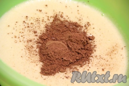 Готовую массу снять с огня, перелить в глубокую миску, добавить какао.
