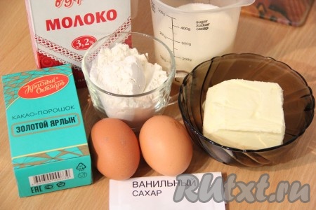 Подготовить продукты для приготовления заварного шоколадного крема для медовика. Сливочное масло должно быть мягким, поэтому его нужно будет заранее достать из холодильника, чтобы оно согрелось и размягчилось.