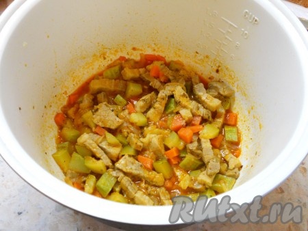 Закрыть крышку мультиварки и продолжать готовить мясо с кабачками на режиме "Выпечка" до окончания программы.&nbsp;
