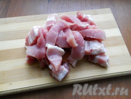 Мясо нарезать небольшими кусочками.