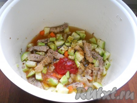 Также добавить томатную пасту, нарезанный чеснок, красный молотый перец, черный свежемолотый перец, еще немного соли и специй для мяса, влить горячую воду.
