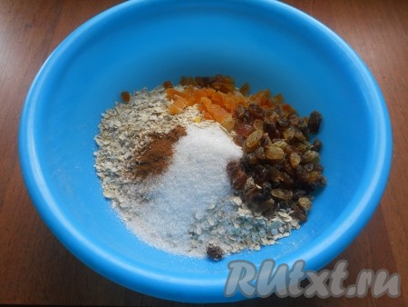 Воду с сухофруктов слить, курагу нарезать небольшими кусочками. Добавить изюм, курагу и корицу в овсяные хлопья.
