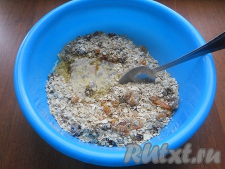 В сухую овсяную смесь добавить яичные белки и рукой все переешать.