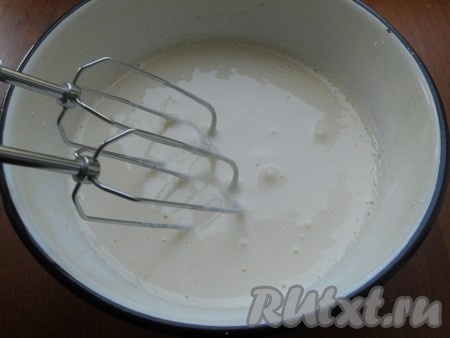 Немного яйца взбить миксером, после этого добавить сахар, продолжая взбивать. Взбивать минут 5 (до пышной, белой массы).