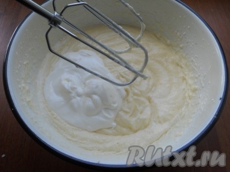 Сюда же добавить и сметану, также взбить до однородности.