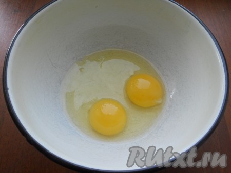 Сливочное масло для приготовления кекса должно быть комнатной температуры, поэтому его заранее нужно достать из холодильника. Если клубника заморожена, её нужно слегка разморозить, а выделившуюся жидкость слить. Яйца разбить в глубокую посуду, добавить щепотку соли.