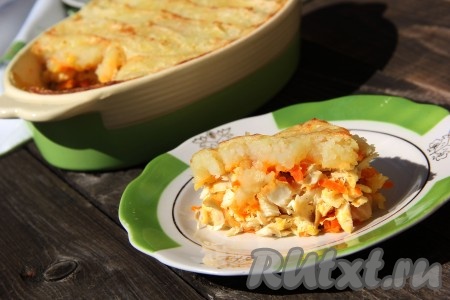 Очень вкусную запеканку с рыбой и картошкой подать к столу в горячем виде. Вот таким аппетитным получается это блюдо в разрезе.
