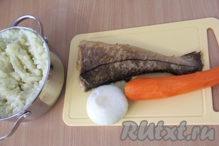 Лук и морковь очистить.
