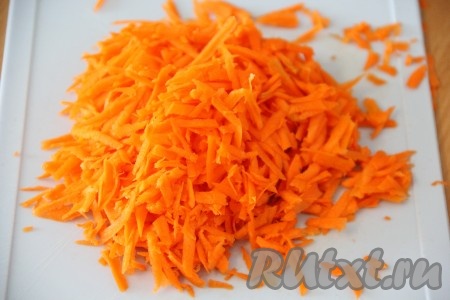  Морковь натереть на крупной тёрке.