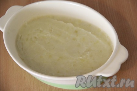 Форму для выпекания смазать сливочным маслом. Выложить на дно формы слой картофельного пюре.