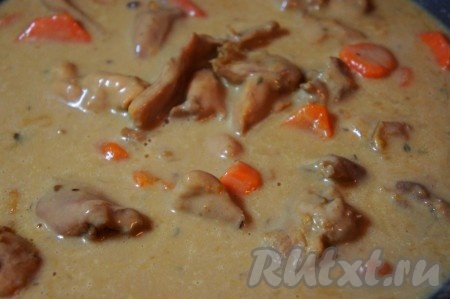 Тушёное мясо кролика посолить, добавить подливу, перемешать.