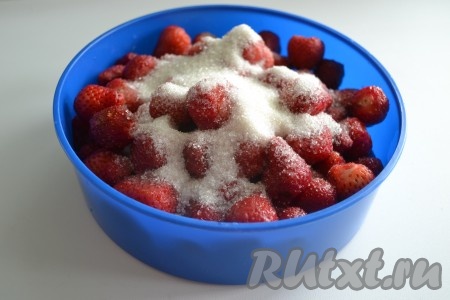 Поместить клубнику в глубокую форму, засыпать сахаром и оставить на 1 час, чтобы ягоды дали сок.
