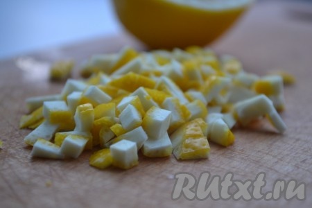 Кожуру лимона тщательно вымыть, снять цедру, нарезать кубиками и добавить к ягодам. Поставить клубнику с цедрой на огонь, довести до кипения, дать покипеть на медленном огне 5 минут, выключить огонь и оставить до полного остывания.
