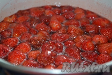 По истечении времени клубника даст сок и можно приступать к приготовлению варенья.
