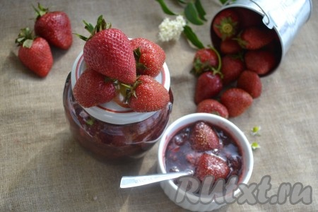 Повторить такую процедуру варки еще два раза, после чего разлить клубничное варенье по заранее простерилизованным банкам и закатать. Закатанные банки перевернуть вверх дном и укутать полотенцем до полного остывания. Вкусное клубничное варенье с лимонной ноткой подарит вам незабываемые моменты удовольствия в зимние холодные вечера.