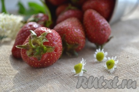 Клубнику очистить от плодоножек и вымыть.
