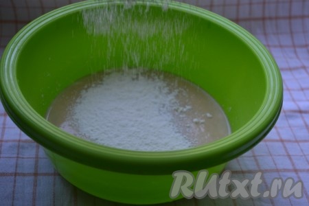2-3 столовых ложки просеянной муки добавить в молочно-дрожжевую смесь, перемешать и оставить в тёплом месте минут на 15-20 (поверхность молочно-дрожжевой смеси должна запениться).