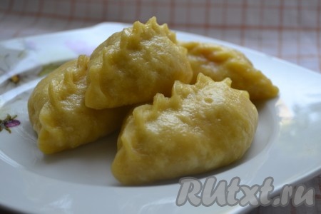 Вареники с клубникой, приготовленные на дрожжевом тесте на пару, получаются очень вкусными, сочными и нежными.
