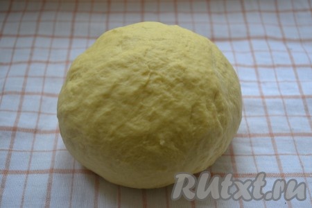 Миску с тестом прикрыть полотенцем и поставить в тёплое место примерно на 1 час (до увеличения теста в объёме в 2-3 раза).