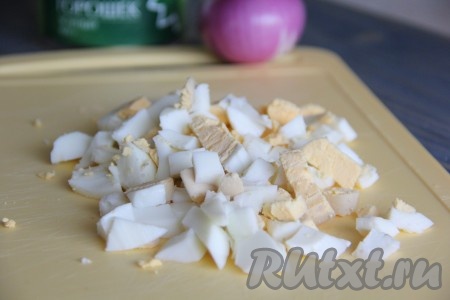 Яйца очистить и мелко нарезать.