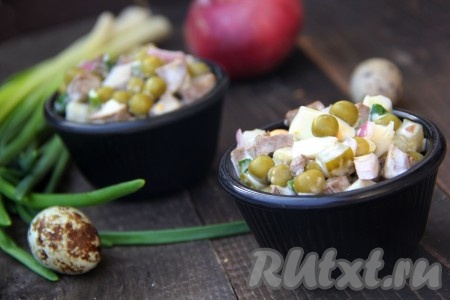 Заправить майонезом непосредственно перед подачей и подать к столу вкусный, пикантный, сытный салат из сердца с луком и яйцом.
