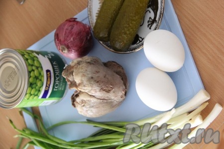 Подготовить продукты для салата из сердца. Яйца сварить вкрутую и остудить. Лук очистить, зелёный лук вымыть и обсушить.