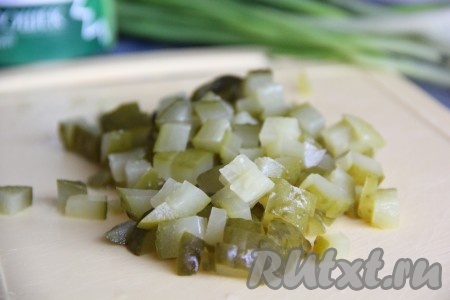 Огурчики нарезать на кубики среднего размера.