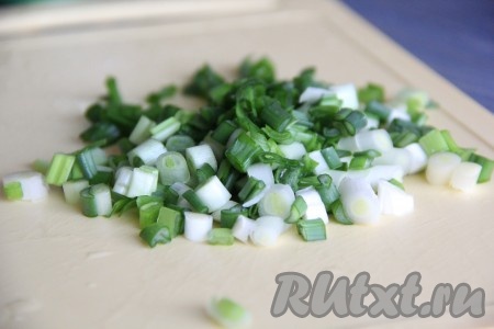 Мелко нарезать зелёный лук.