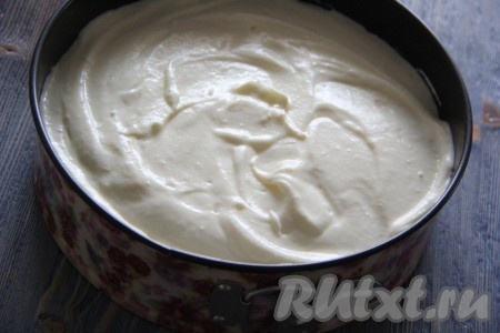 Выложить творожную массу поверх теста и разровнять.