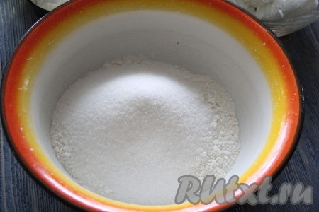 Затем всыпать в муку сахар.
