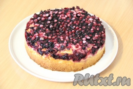 Поставить пирог в разогретую духовку и выпекать при 180 градусах примерно 45-50 минут. Готовый пирог хорошо остудить в форме. Я оставляю пирог на ночь, а утром достаю из формы.
