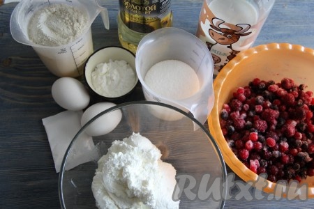 Подготовить продукты для приготовления пирога. Ягоды предварительно не размораживать.