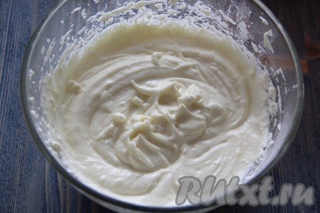 Перемешать творожную начинку с помощью миксера до однородности. Если творог сухой, можно добавить второе яйцо. Масса должна получиться не густой, но в тоже время воздушной.