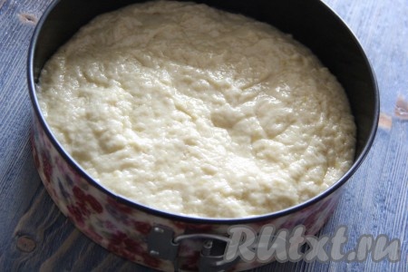 Форму для выпекания смазать растительным маслом. Я использовала разъёмную форму диаметром 25 см. Выложить тесто в форму и разровнять.