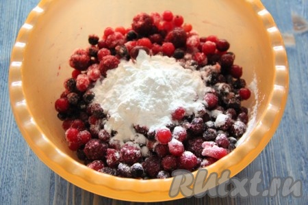 В замороженные ягоды всыпать 2 столовые ложки крахмала.