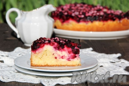 Выпечку нарезать на кусочки и подать к чаю. Вот такой красивый пирог с творогом и замороженными ягодами получился, а вкусный - просто пальчики оближешь.