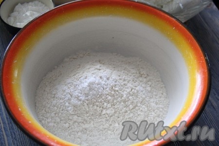 Муку, просеяв в глубокую миску, смешать с разрыхлителем.
