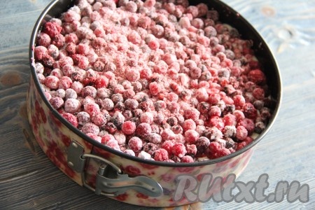 Слегка перемешать ягоды с крахмалом, а затем выложить поверх творожной начинки.