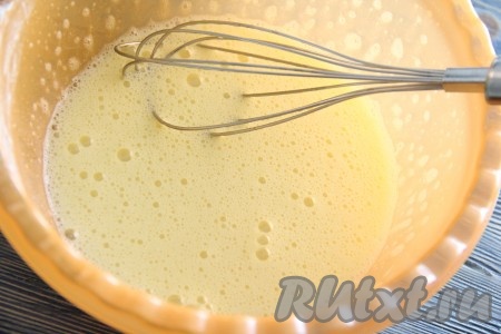  Взбить венчиком яйца с сахаром до однородности (взбивать не менее 2-3 минут).