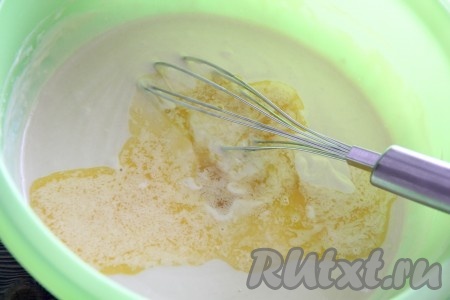 Влить масло в тесто.