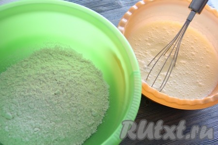  В отдельную глубокую миску просеять 200 грамм муки, добавить соду, соль и разрыхлитель, перемешать мучную смесь.