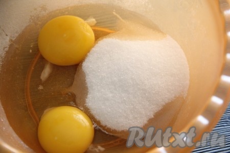  Яйца вбить в глубокую миску, всыпать сахар.
