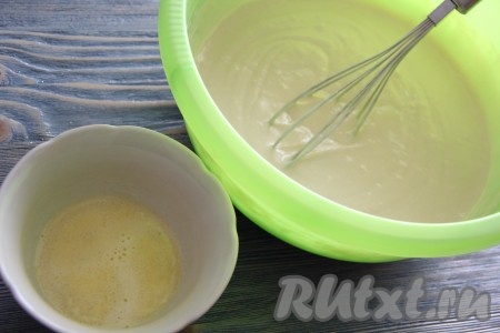 В мучную&nbsp; смесь влить смесь яиц и кефира, тщательно перемешать тесто до однородности. Сливочное масло растопить и слегка остудить.