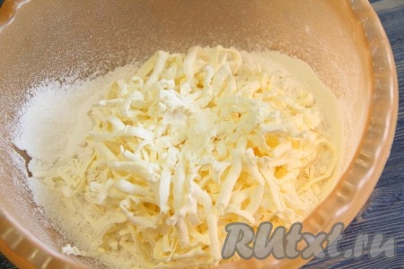 Холодное сливочное масло, нарубив ножом на кусочки (или натерев на крупной тёрке), добавить в муку.