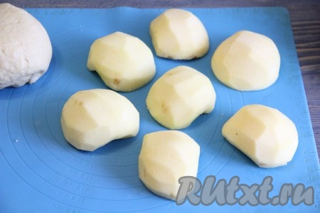 Яблоки вымыть и очистить от кожуры. Разрезать яблоки на две части и удалить сердцевинку. 