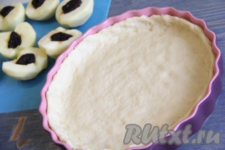 Охладившееся творожное тесто разделить на две части. Одну часть раскатать на присыпанной мукой поверхности в круг (диаметр круга должен быть чуть больше диаметра формы для выпечки) и выложить в форму для выпечки, формируя&nbsp; бортики.