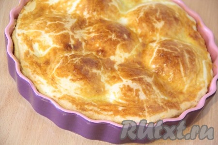 Поставить пирог в разогретую духовку и выпекать минут 50-60 при температуре 180 градусов. Пирог должен покрыться красивой, румяной корочкой.