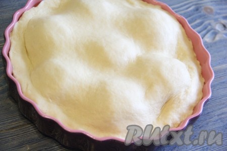  Выложить круг теста поверх яблок. Хорошо защипать края теста.